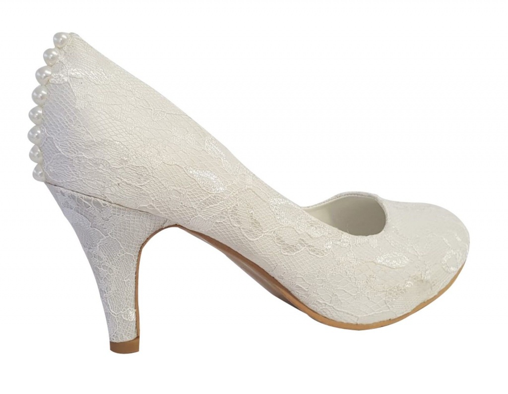 Smotanové čipkované svadobné topánky s perlami na strednom opätku 064AN