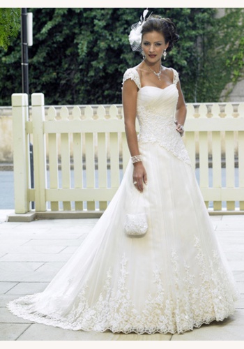 Smotanové dlhé svadobné šaty s čipkou na ramienka 107