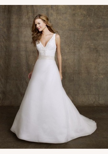 Biele dlhé svadobné šaty s výstrihom na hrubé ramienka 148