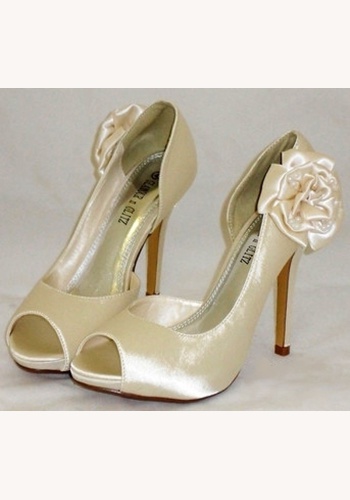 Smotanové svadobné topánky vpredu otvorené na vysokom opätku 051