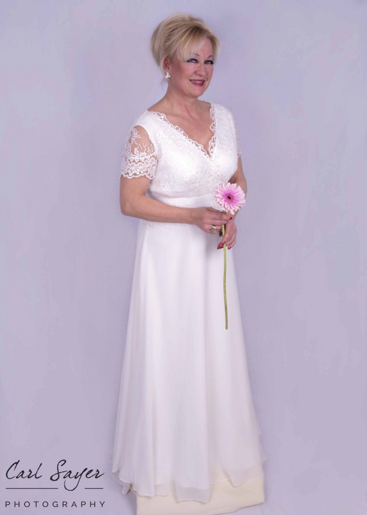 Smotanové dlhé svadobné šaty s čipkovaným krátkym rukávom 160W