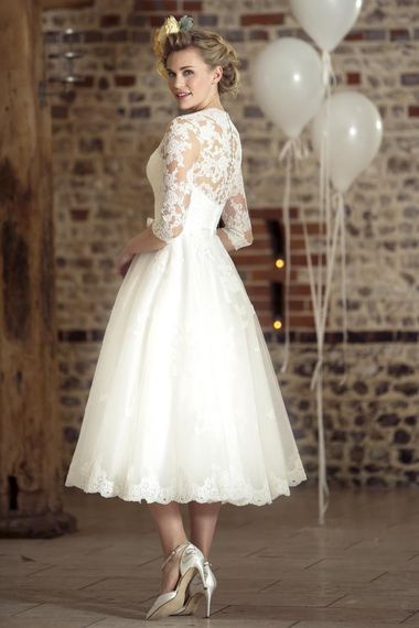 Biele midi svadobné čipkované šaty s 3/4 rukávom 181