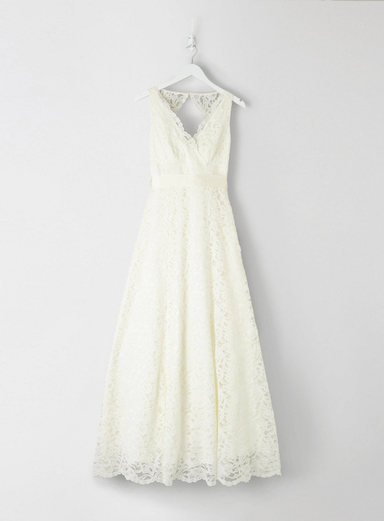 Smotanové dlhé svadobné čipkované šaty s výstrihom na hrubé ramienka 214