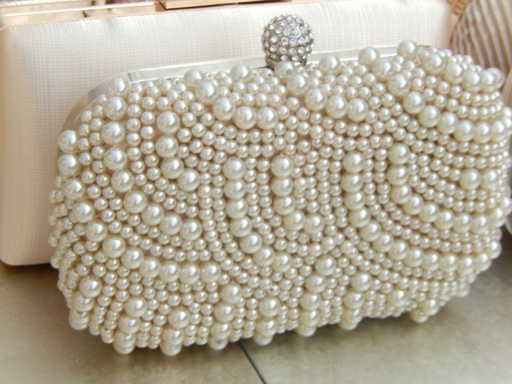 Krémová kabelka s perlami s diamantami so strieborným zapínaním 023AZ