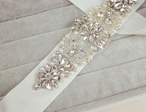 Smotanový svadobný saténový opasok s diamantami a perlami 001