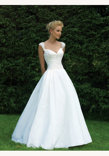 Biele dlhé svadobné šaty na čipkované ramienka 119