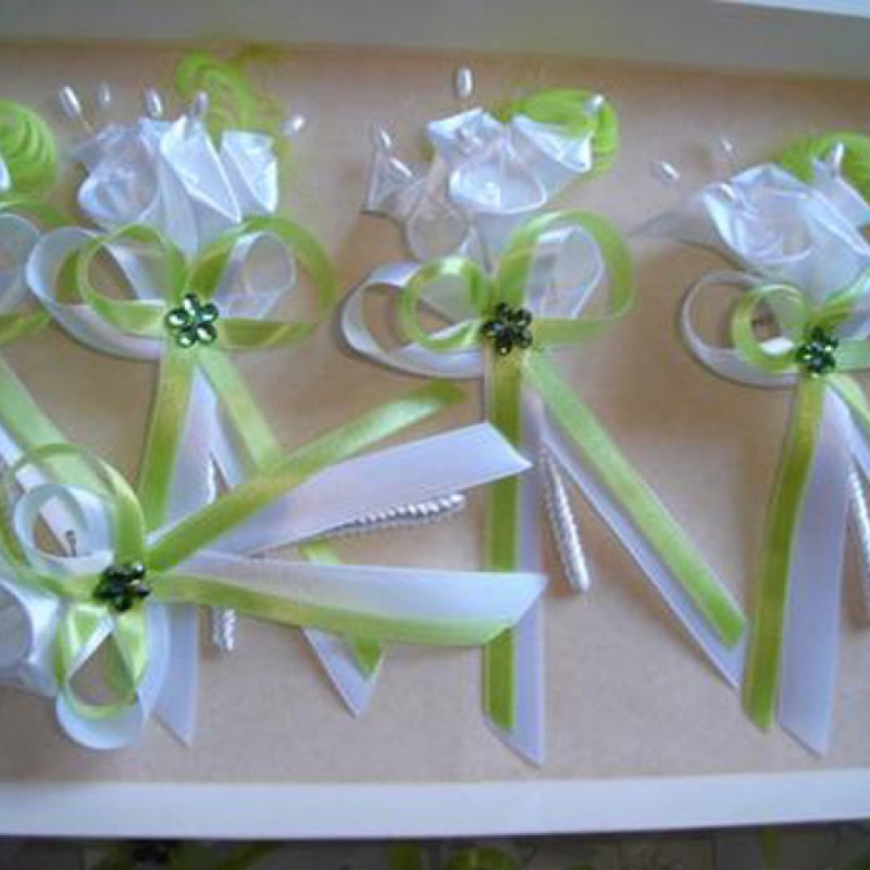 005 Bielo-zelené svadobné pierka s kvietkom a perličkami