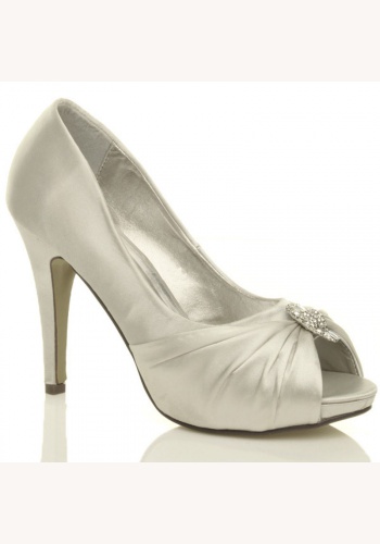 Biele svadobné saténové topánky vpredu otvorené na vysokom opätku 022