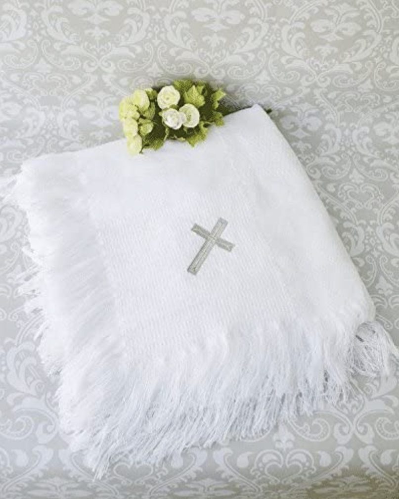 Biela deka na krst so strieborným krížom 026E