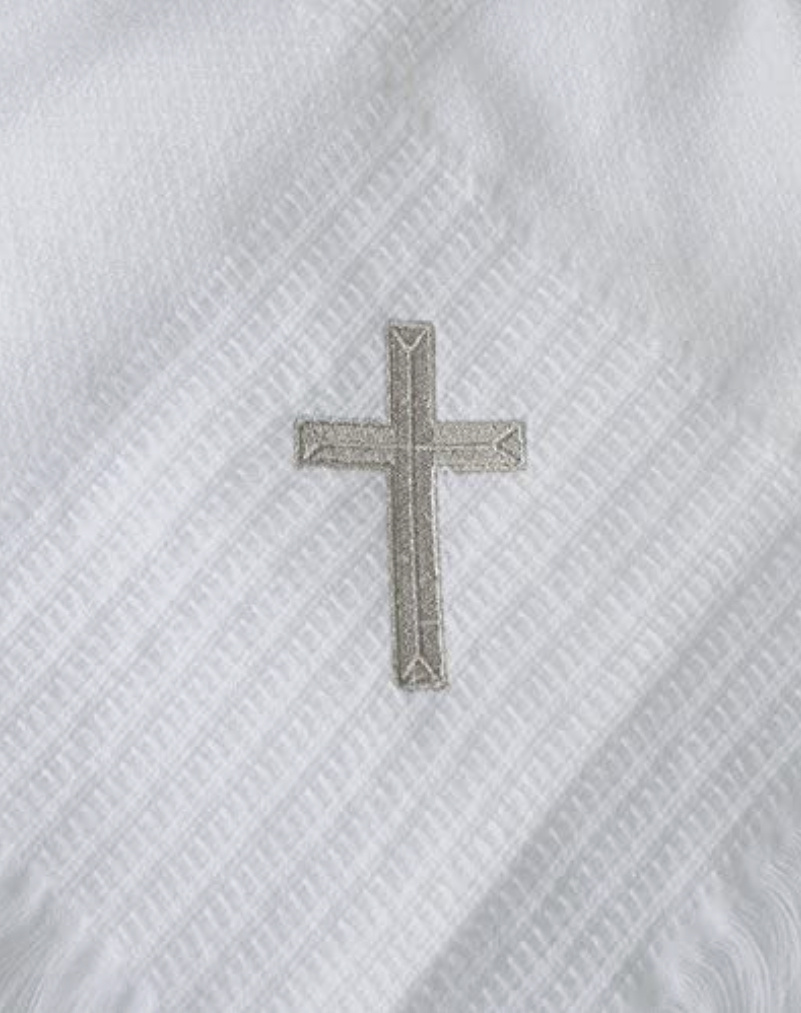 Biela deka na krst so strieborným krížom 026E