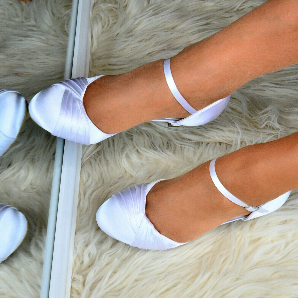 Biele saténové svadobné topánky na nízkom opätku 089Ea