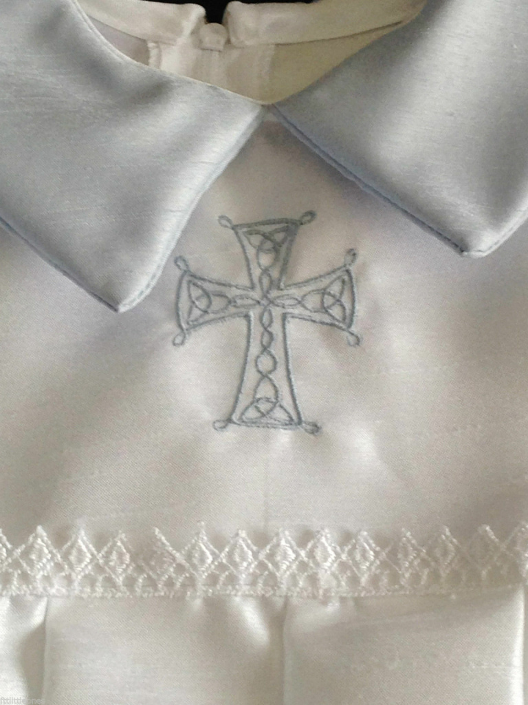 Bielo-modré chlapčenské saténové oblečenie na krst s krížom s dlhým rukávom 012E