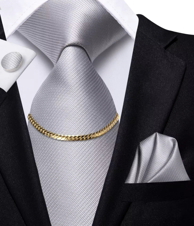 Šedá hodvábna kravata so zlatou sponou s vreckovkou a manžetovými gombíkami 060AXd
